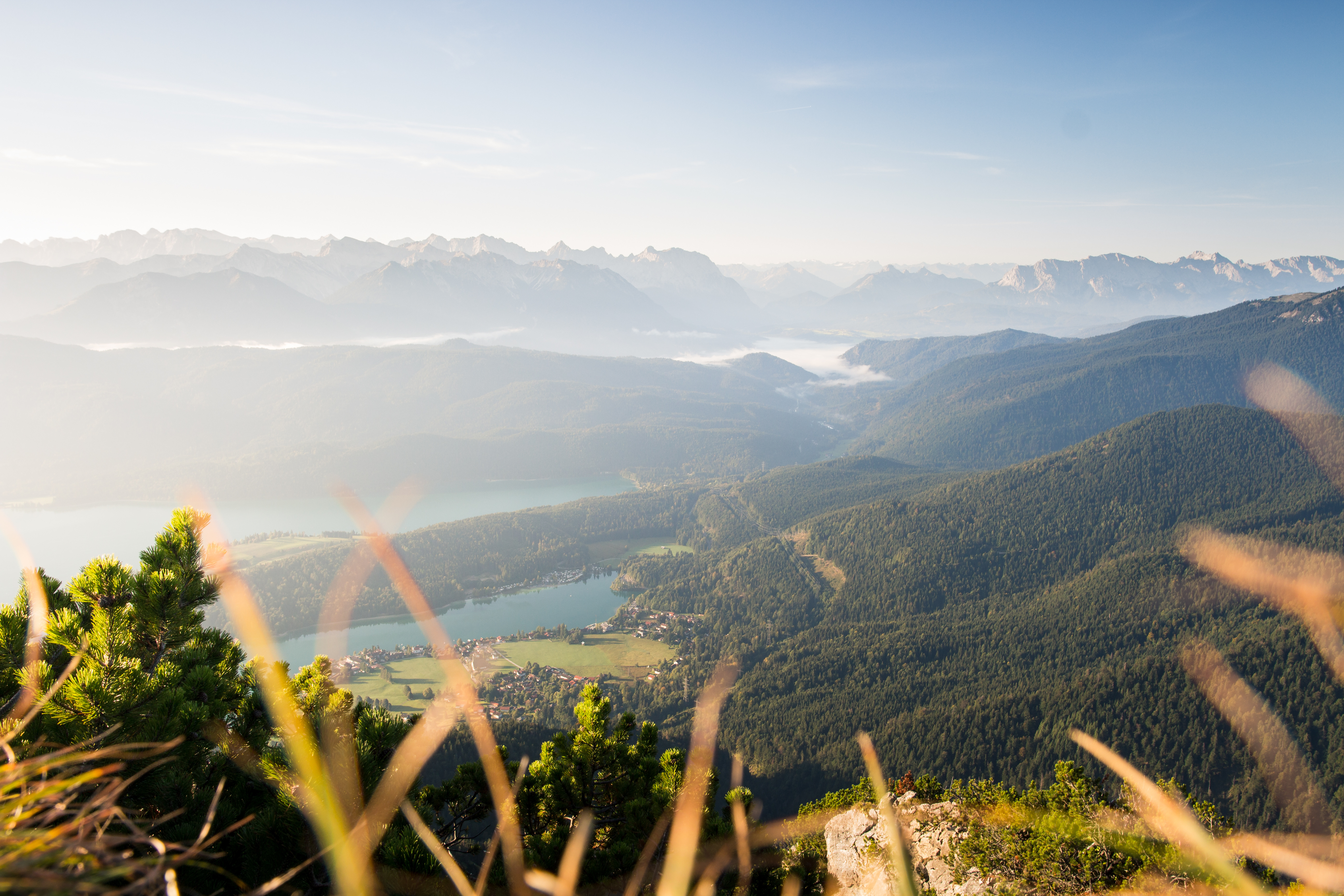 Badeurlaub an einem klaren Bergsee